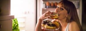 Mujer comiendo donuts compulsivamente