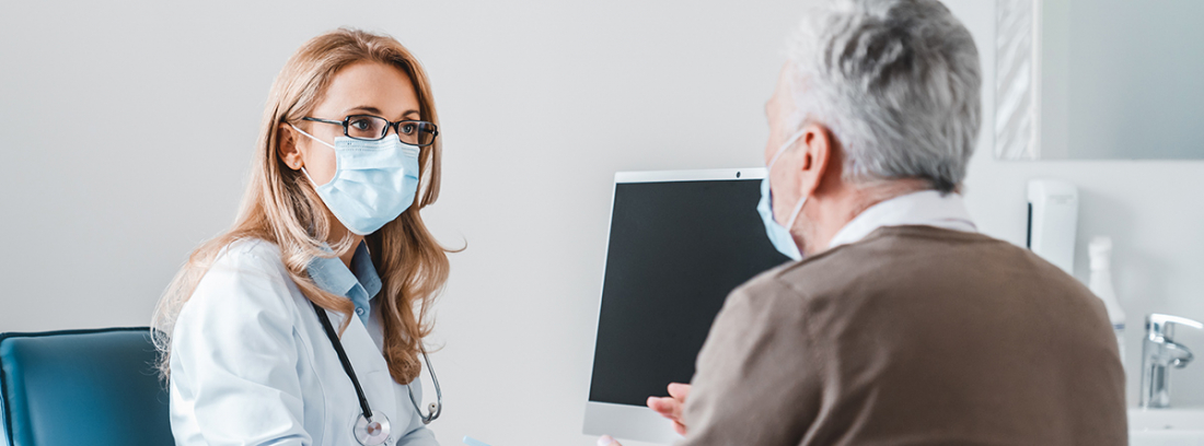 medico en consulta con persona mayor