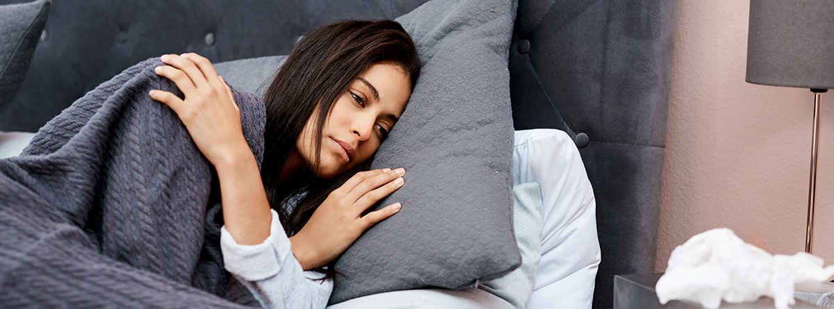 mujer joven en la cama