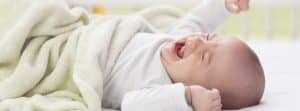 Síndrome de la cuna con pinchos: bebé llorando en la cuna