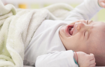 Síndrome de la cuna con pinchos: bebé llorando en la cuna