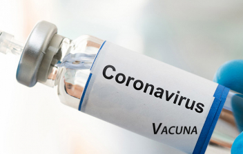 Tercera dosis de la vacuna: manos cogiendo un vial de la vacuna contra el coronavirus