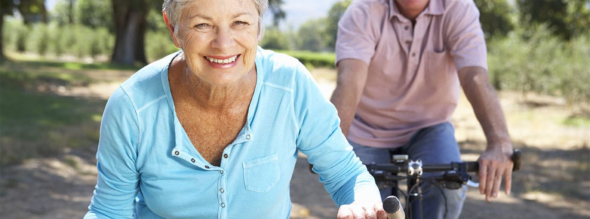 Personas mayores montando en bicicleta