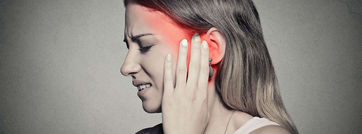 cara de mujer con zona roja sobre un lado de la cara. Dolor de la neuralgia del trigémino