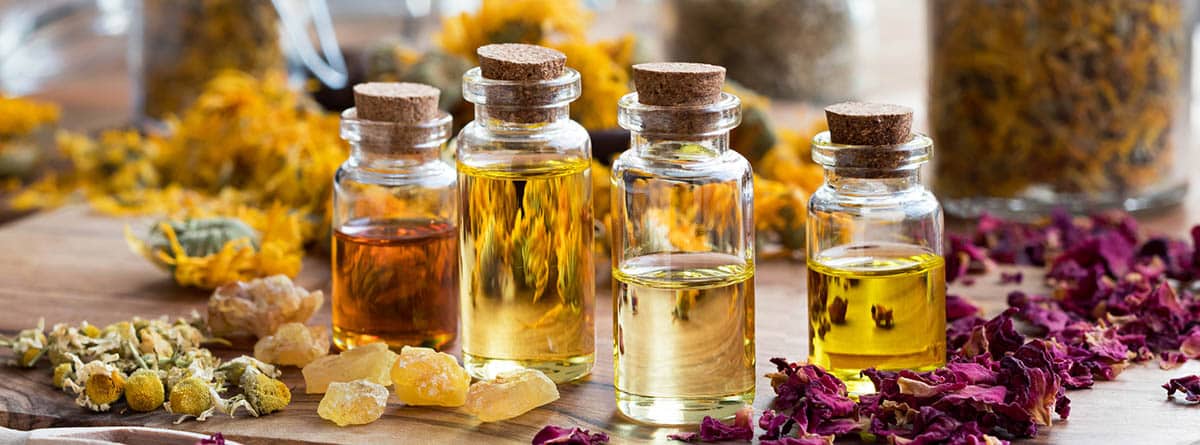 Terapias naturales: diferentes frascos con aceites esenciales de hierbas