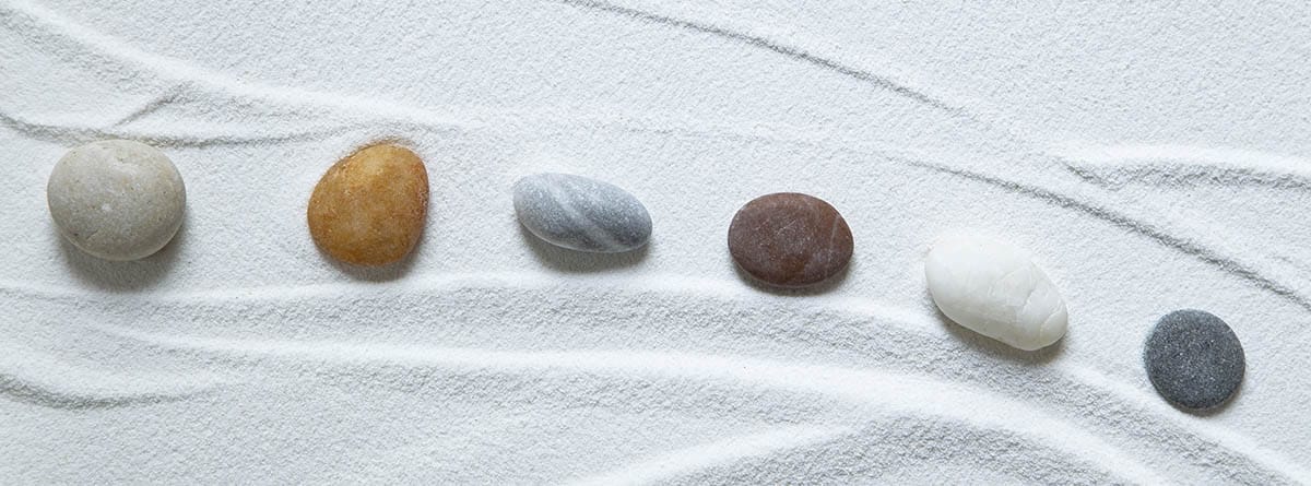 Wabi Sabi: diferentes piedras sobre un tela blanca imitando a un jardín Zen
