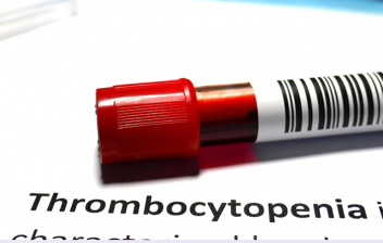 Trombocitopenia: tubo de ensayo con muestra de sangre y la paralabra trombocitopenia escrita debajo
