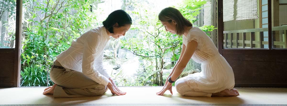WabiSavi: dos mujeres japonesas de rodillas una frente a otra