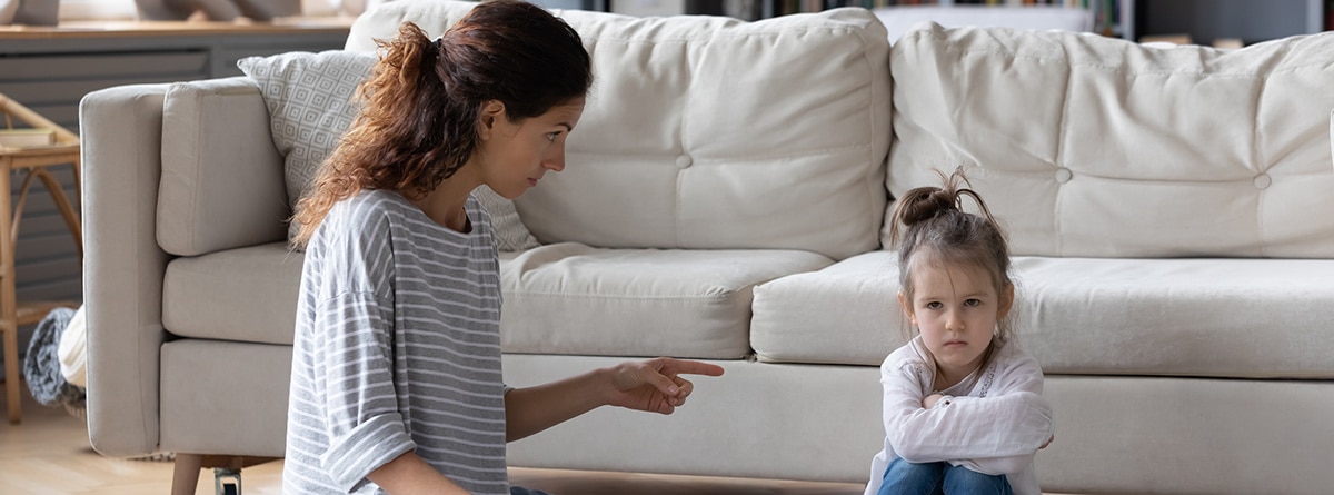 madre regañando a niña