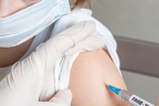 enfermera vacunando de covid a niña