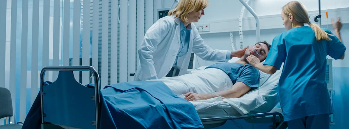 Consecuencias de un coma etílico: paciente en hospital y médico observando las constantes vitales