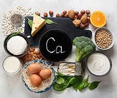 Alimentos ricos en calcio: diferentes alimentos ricos en calcio y en el medio un círculo negro con las lettas Ca