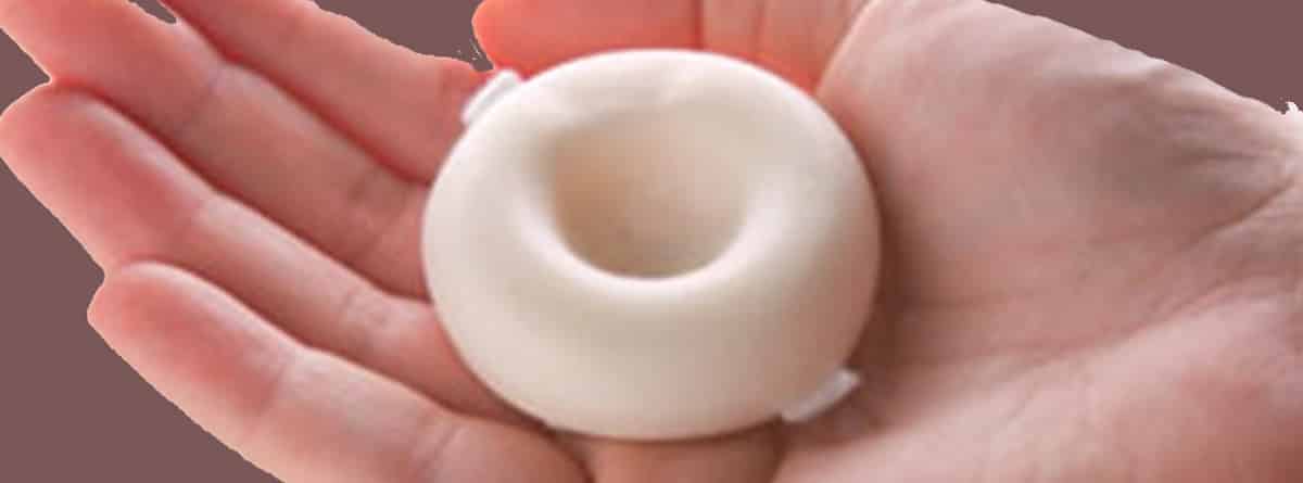 Esponja anticonceptiva: mano con una esponja anticonceptiva