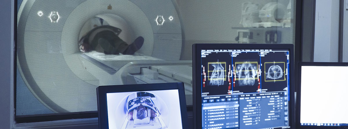 TAC y resonancia: paciente realizándose una resonancia magnética