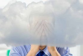 ¿Qué es la niebla mental?: hombre con las manos sobre la cara y una nube de niebla tapándole