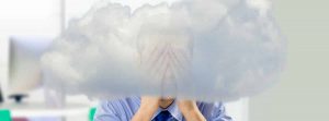 ¿Qué es la niebla mental?: hombre con las manos sobre la cara y una nube de niebla tapándole
