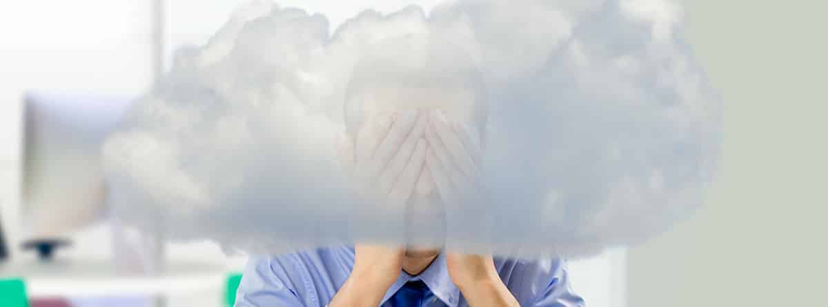 ¿Qué es la niebla mental?: hombre con las manos sobre la cara y una nube de niebla tapándole