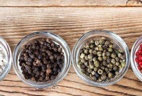 Beneficios de la pimienta: tarros de cristal con diferentes tipos de pimienta