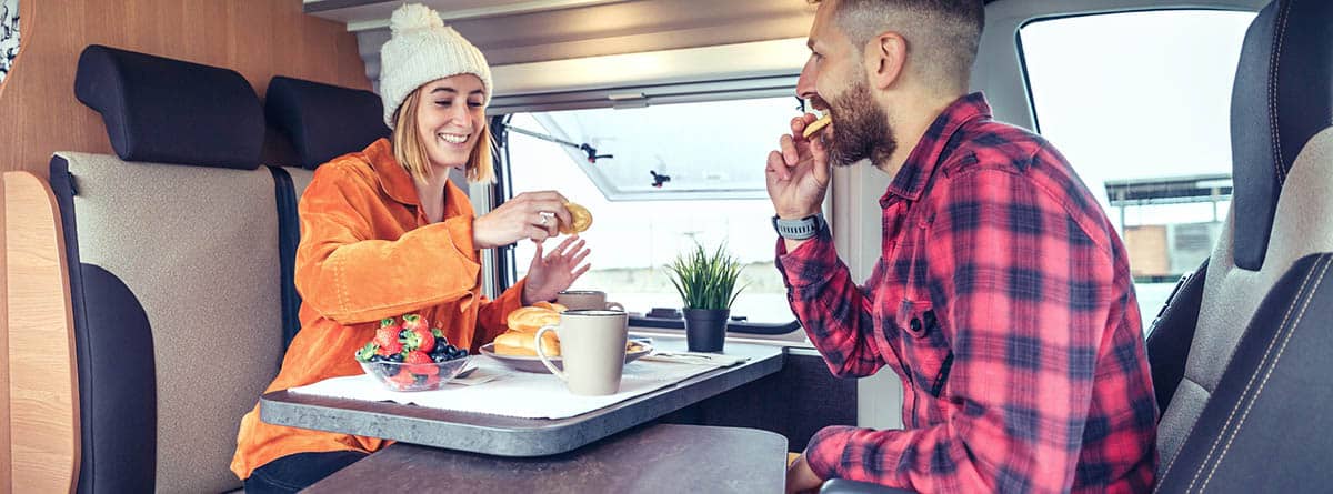 Amigos comiendo en una autocaravana