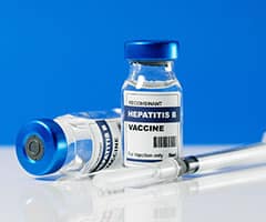 ¿Qué es y cómo se contagia la hepatitis B?: frascos de crstal que contienen vacuna de la hepatitis b