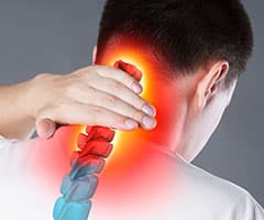 Síntomas del latigazo cervical: Dolor en la columna vertebral, un hombre con dolor de espalda, lesión en el cuello