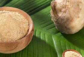 Maca, beneficios nutricionales: raíz de maca entera y bol con polvo de maca