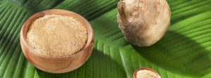 Maca, beneficios nutricionales: raíz de maca entera y bol con polvo de maca