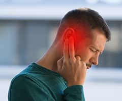 Otitis externa: Hombre que sufre por un fuerte dolor de oído o dolor de oído.