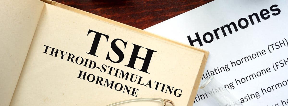 Causas de los cambios de la hormona tiroidea o TSH: papel con anotaciones sobre la hormona tiroidea