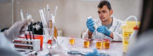 Brecha anioníca: especialista en laboratorio analizando muestras de orina