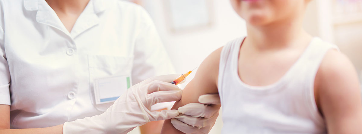 Hepatitis infantil: niño vacunándose