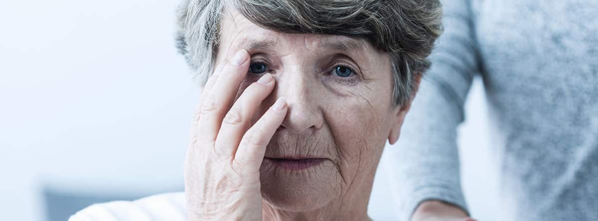 Demencia por cuerpos de Lewy: imagen de mujer mayor con demencia