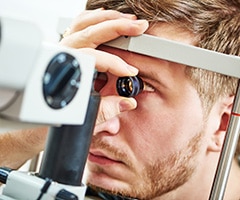 Tipos de glaucoma: Paciente masculino bajo examen de la vista en la clínica de corrección oftalmológica de la vista