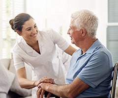 Valoración geriátrica: especialista en geriatria cuidando a un anciano