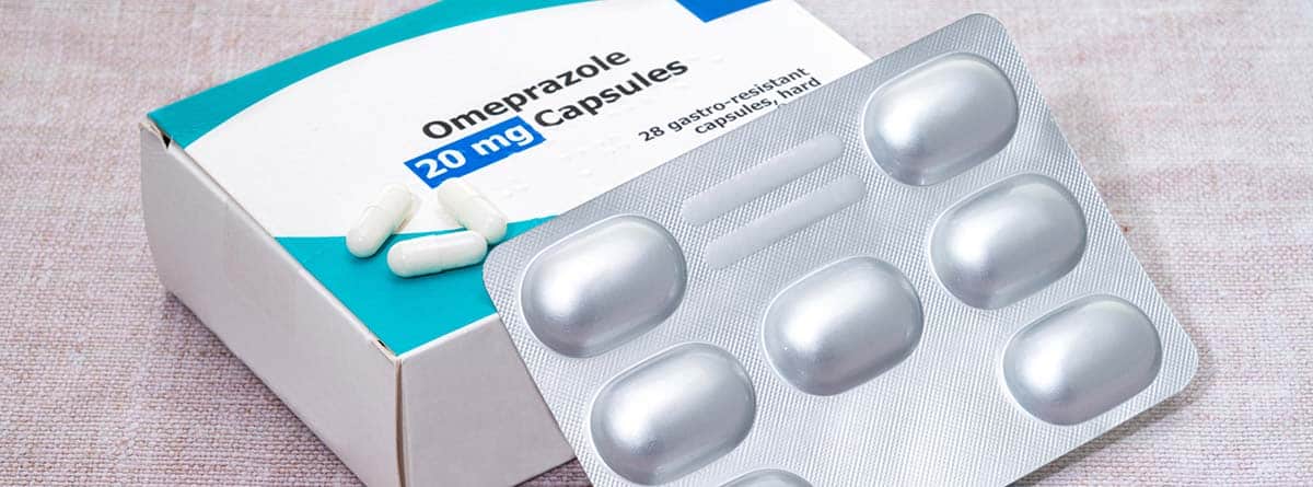 Todo lo que debes saber antes de tomar omeprazol: caja de omeprazol y blister de pastillas