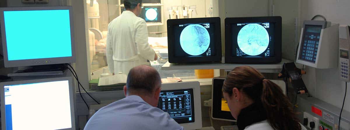¿Cómo se realiza una arteriografía o angiología? médicos realizando una arteriografía en un hospital
