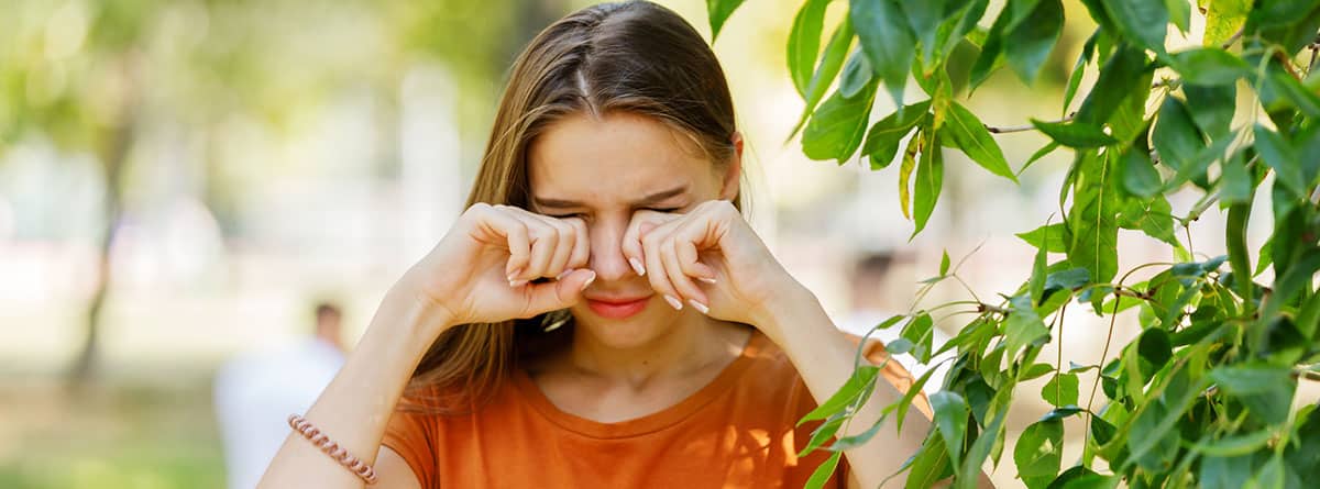 joven mujer con picor en los ojos