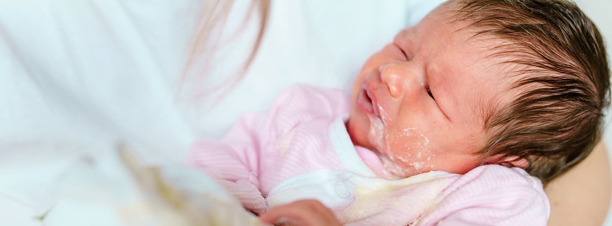 Vómitos en bebés: bebé con la cara manchado por vómito