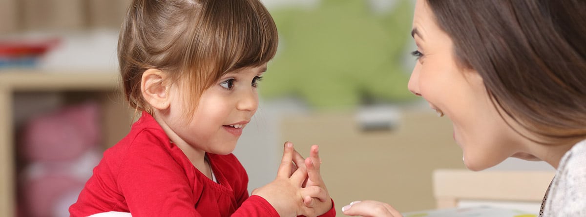 Dislasia: niña conversando su madre