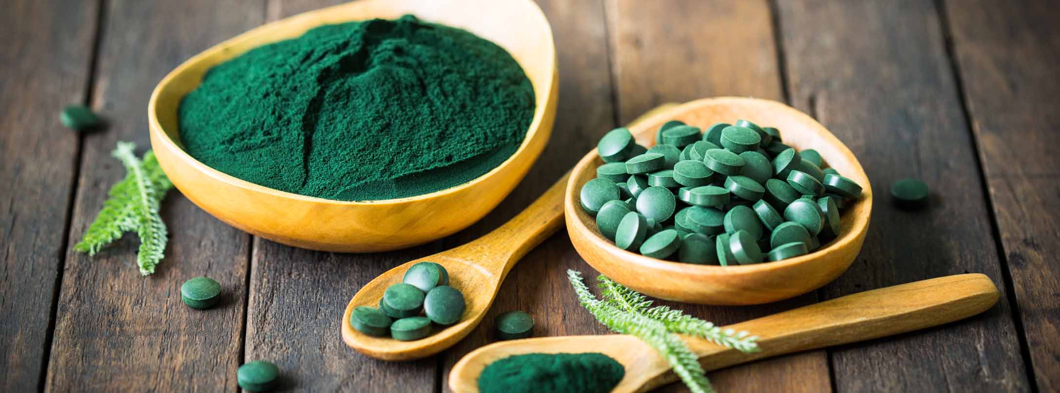 Alga chlorella,: diferentes recipientes con polvo de alga y pastillas de alga chlorella