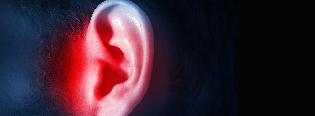 Barotraumatismo: oído masculino humano sobre un fondo oscuro 