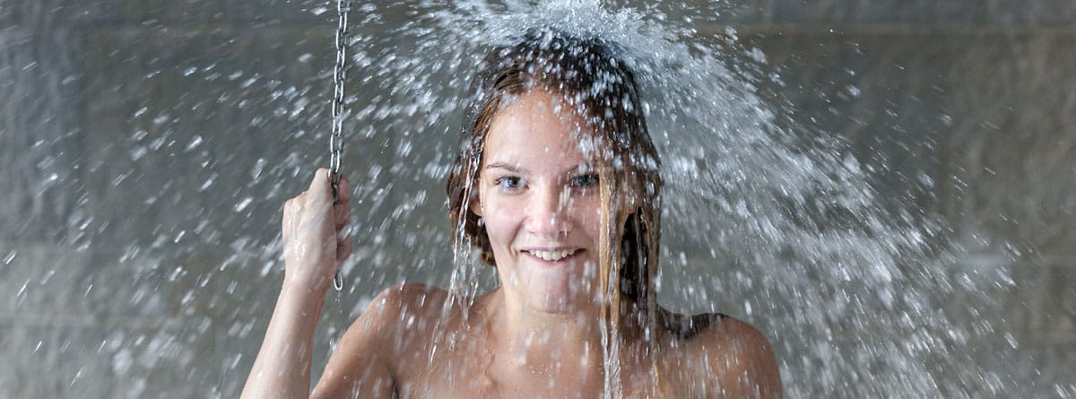 Duchas de agua fría, ¿son beneficiosas?: Adolescente jadeando por tomar una ducha de agua fría