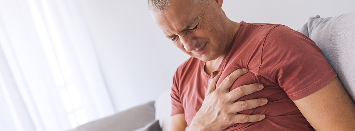 Endocarditis: todo lo que debes saber, hombre con la mano en el pecho con síntomas de dolor