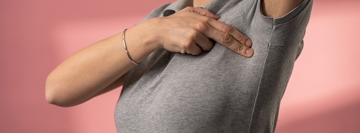 Nódulos mamarias: causas y tratamientos : mujer explorándose la axila