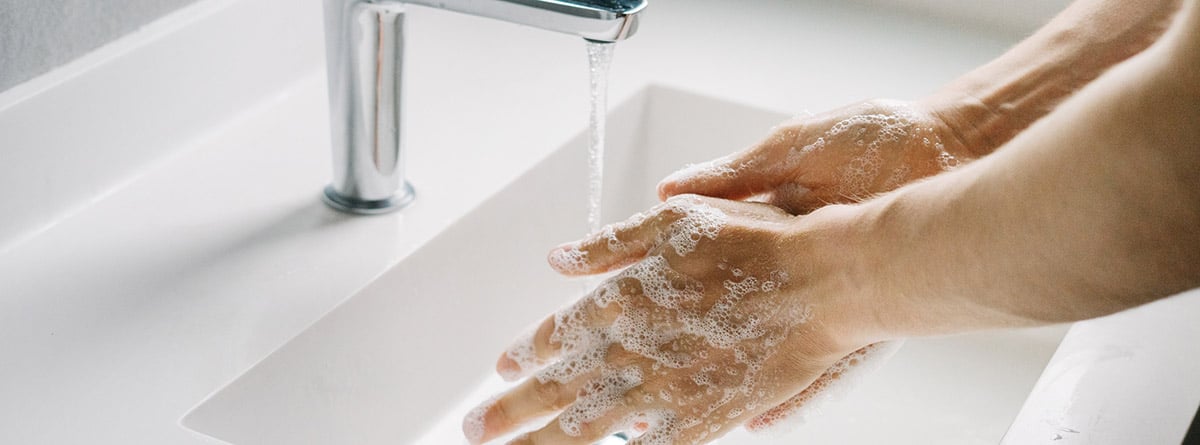 5 momentos para la higiene de manos : manos enjabonadas debajo de un grifo de agua