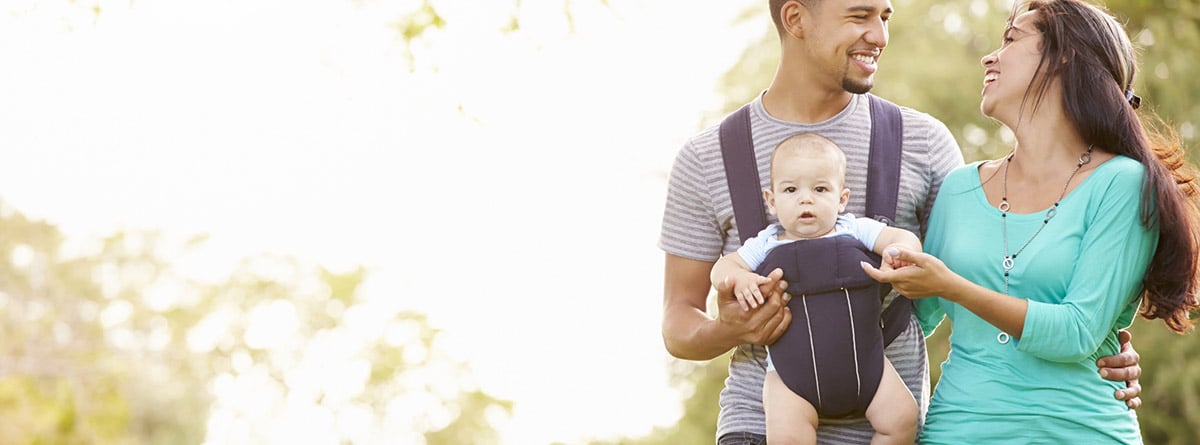 Portabebés: familia, con, hijo bebé, en, portador, por el parque, sonriendo el uno al otro