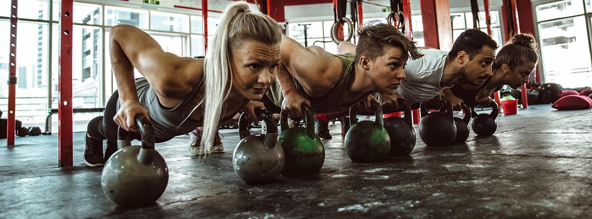 Ejercicios de fuerza y resistencia: Clase de entrenamiento funcional haciendo ejercicio