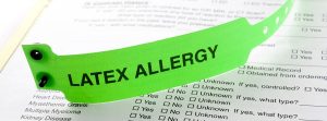¿Cómo saber si tienes alergia al látex? informe médico con una etiqueta en verde t la palabra alergia al látex en inglés