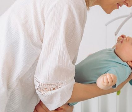 Limpiar los oídos del bebé, ¿es correcto usar bastoncillos? • Cuidados y  Caricias