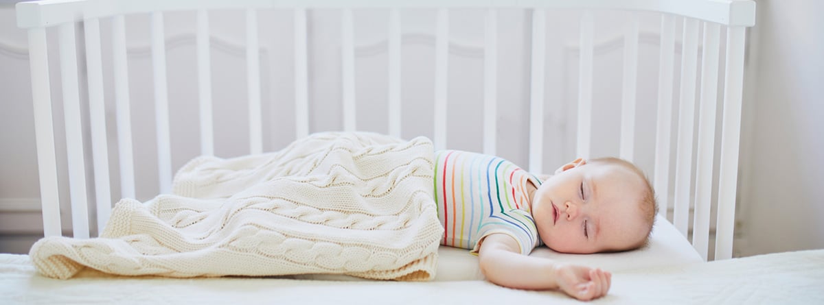 Dormir a un bebé: bebé dormido en la cuna